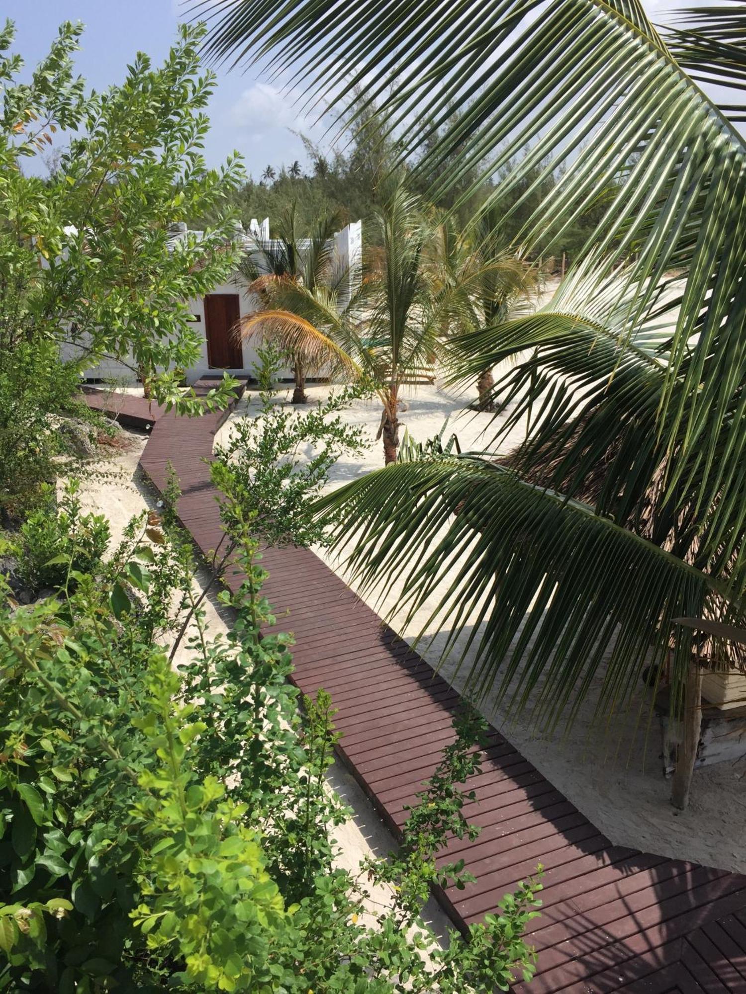 Konokono Beach Resort And Isaraya Luxury Overwater Villas Michamvi Oda fotoğraf