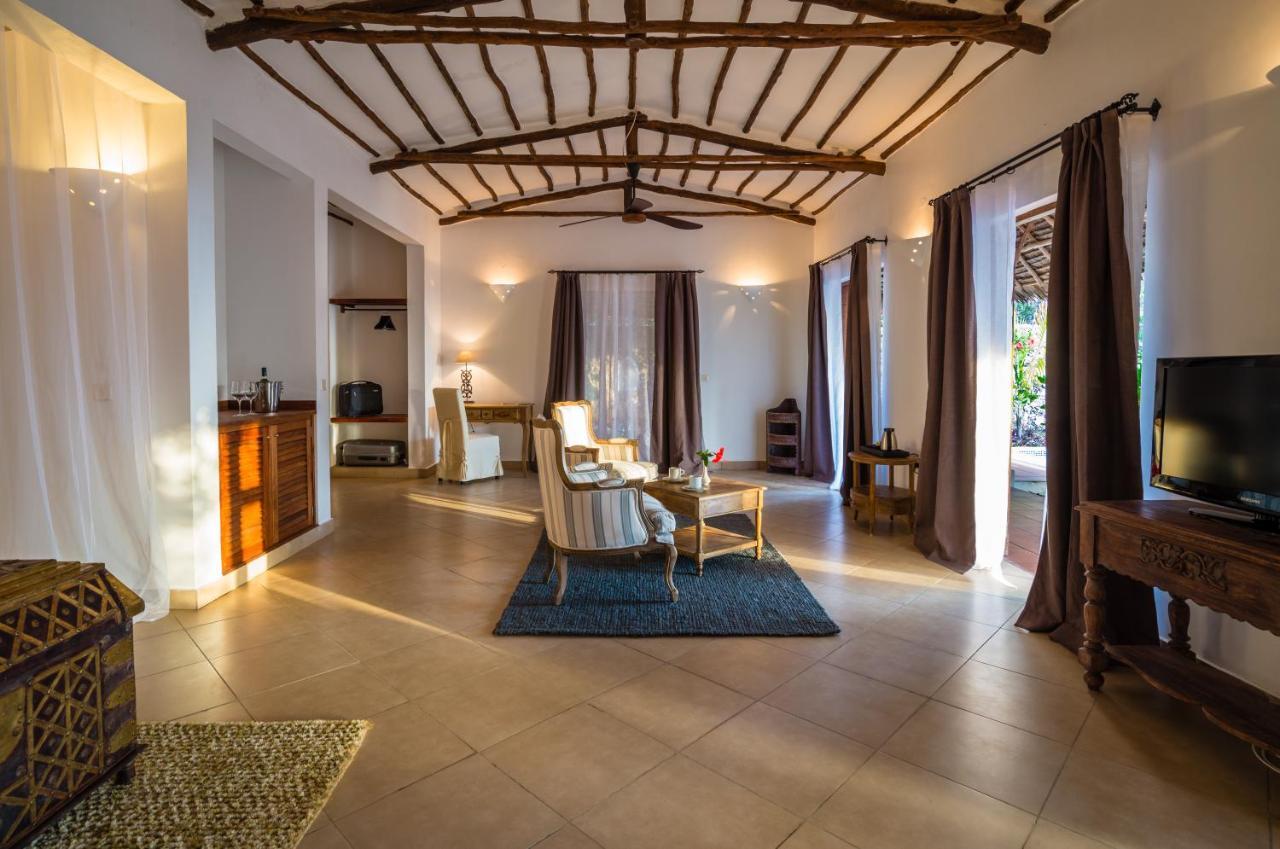 Konokono Beach Resort And Isaraya Luxury Overwater Villas Michamvi Oda fotoğraf